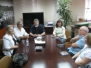 El delegado de Agricultura y Pesca, Juan Deus, y el alcalde carbonero, Cristóbal Fernández, analizan la situación de los pescadores