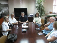 El delegado de Agricultura y Pesca, Juan Deus, y el alcalde carbonero, Cristóbal Fernández, analizan la situación de los pescadores